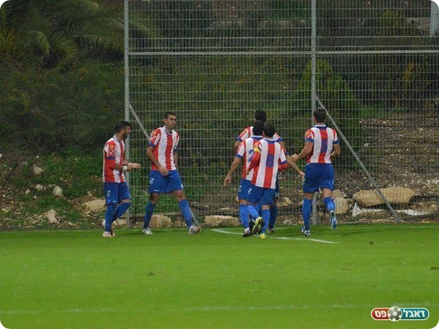 שחקני נצרת עילית אחרי כיבוש השער (אבי רביבו BEST-BALL)